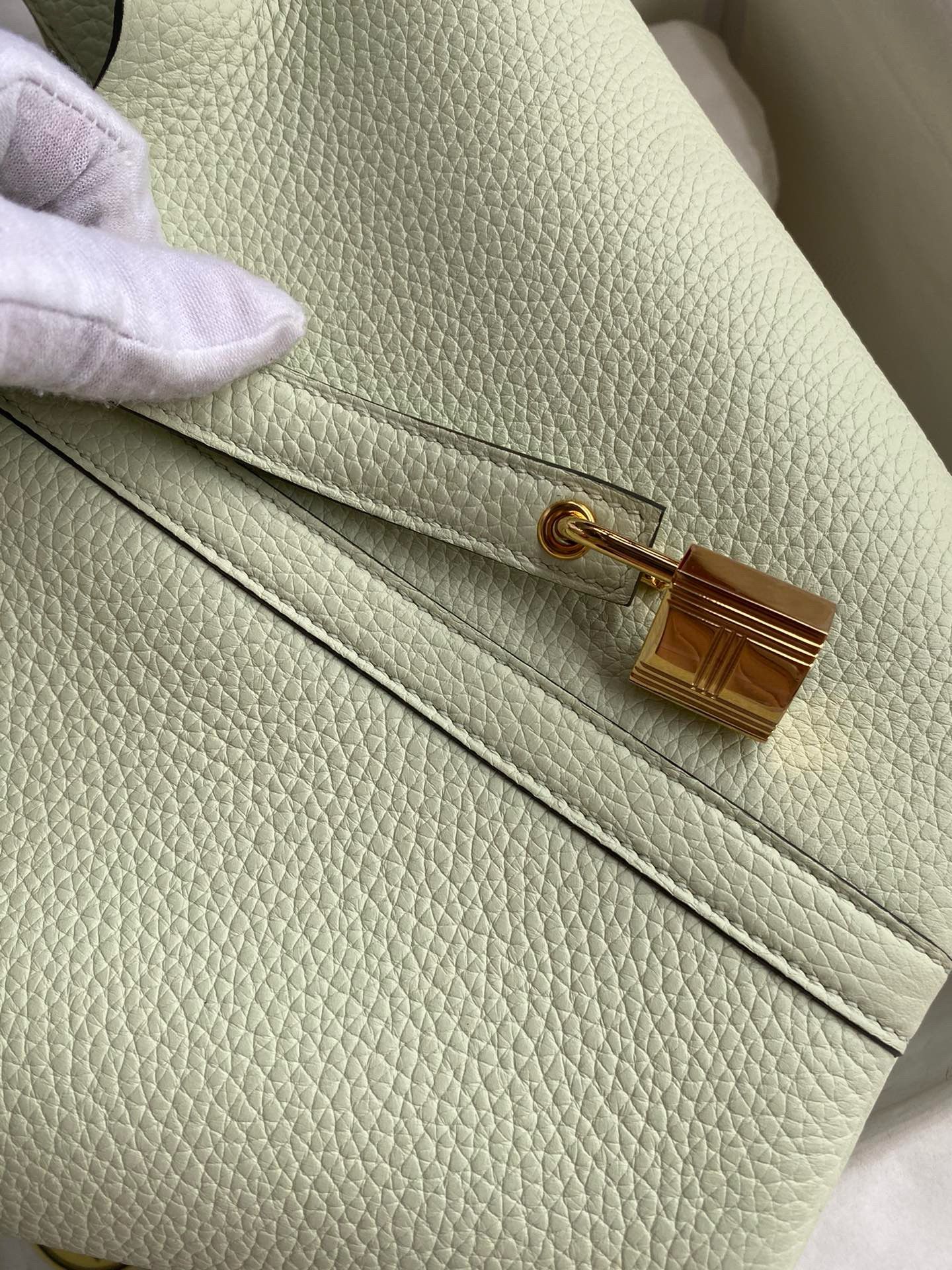 Hermes Picotin Lock 18 Handmade Bag in Vert Fizz Clemence Leather - Image 4