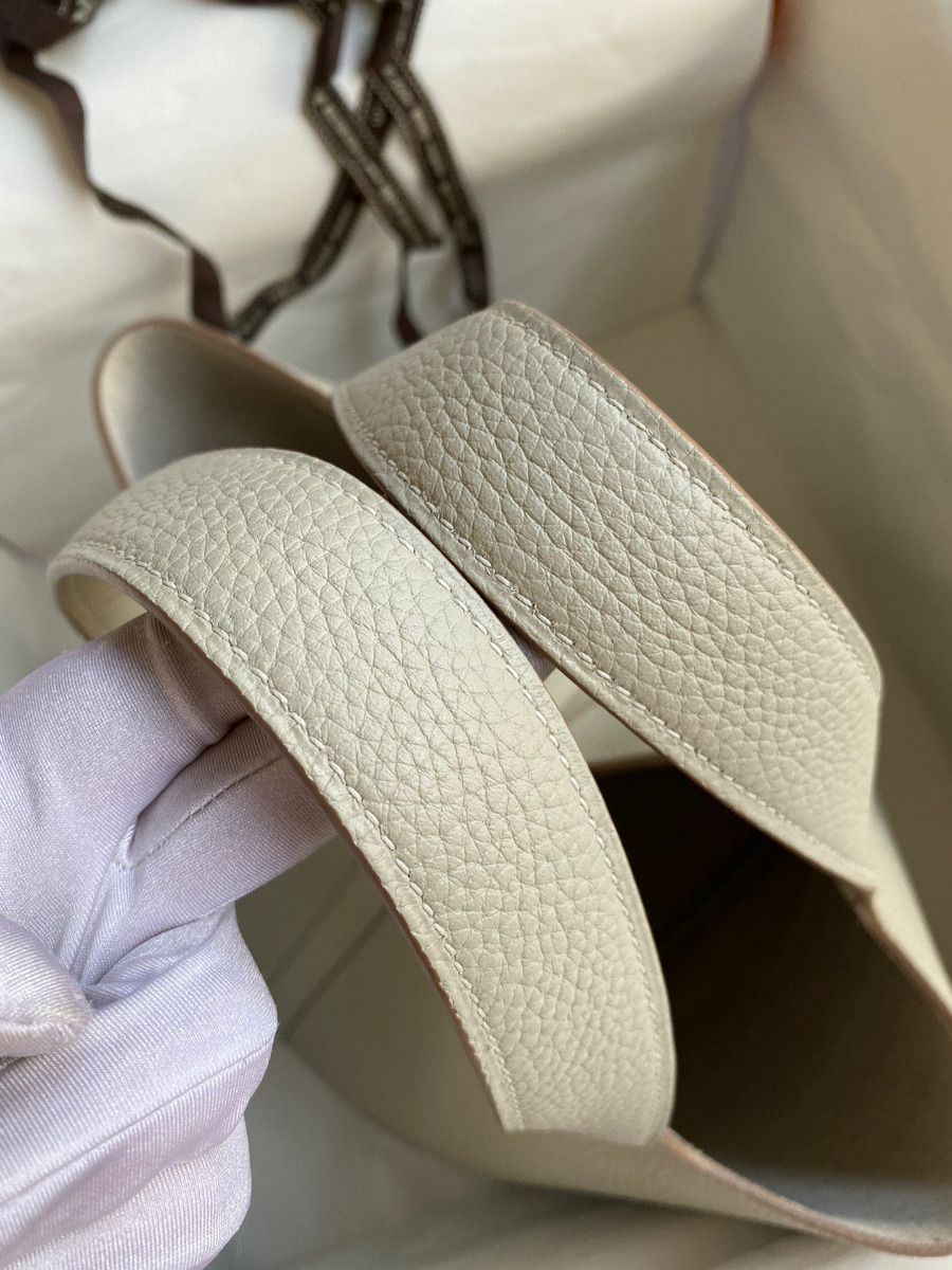 Hermes Picotin Lock 22 Handmade Bag in Pearl Grey Clemence Leather - Image 6