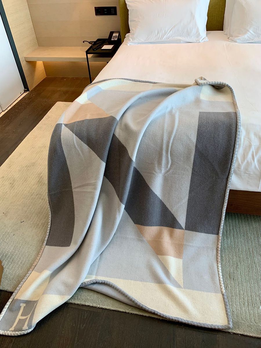 Hermes H Drapeau Blanket in Acier and Perle Cashmere - Image 7