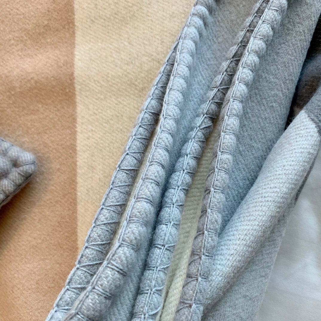 Hermes H Drapeau Blanket in Acier and Perle Cashmere - Image 9