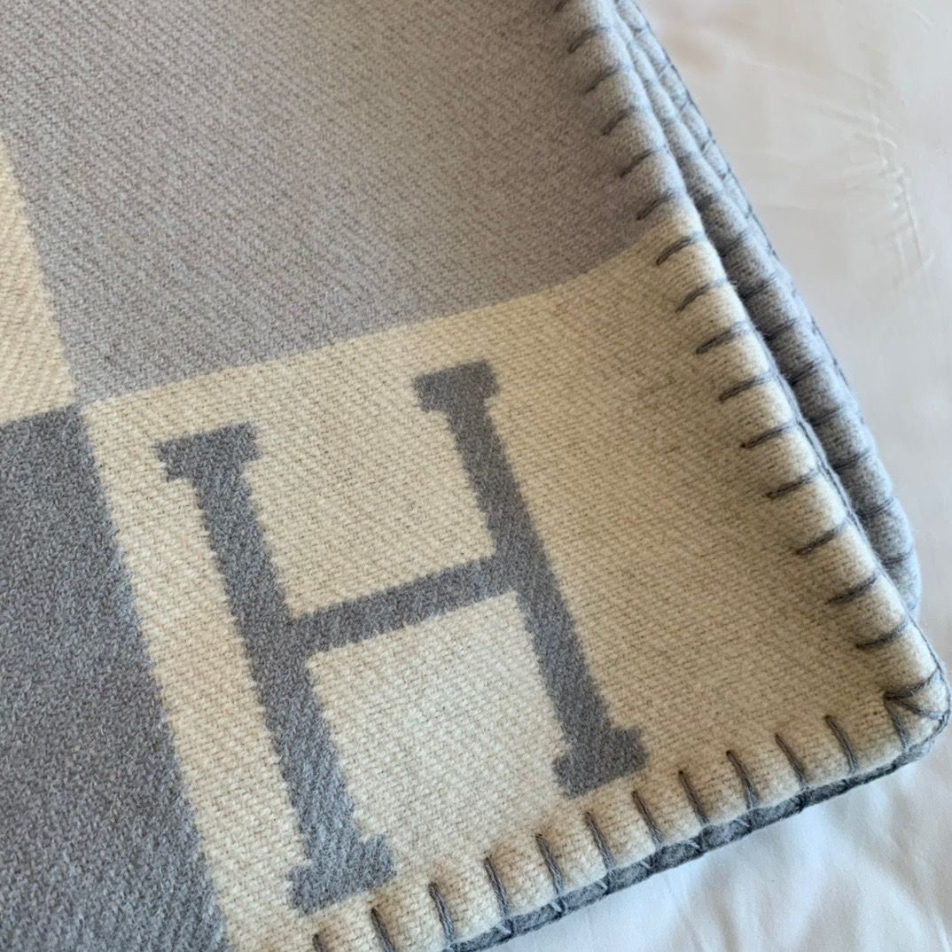 Hermes H Drapeau Blanket in Acier and Perle Cashmere - Image 10