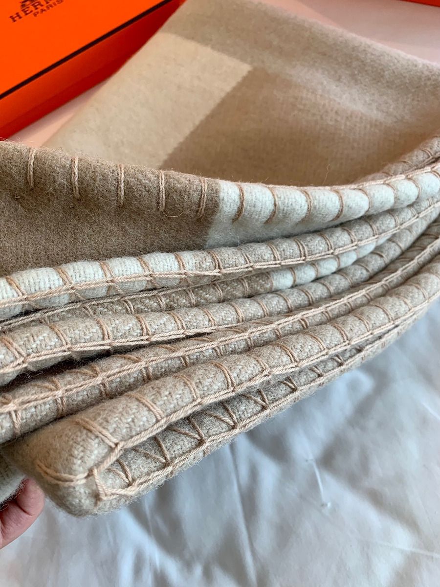 Hermes H Drapeau Blanket in Naturel and Grege Cashmere - Image 9