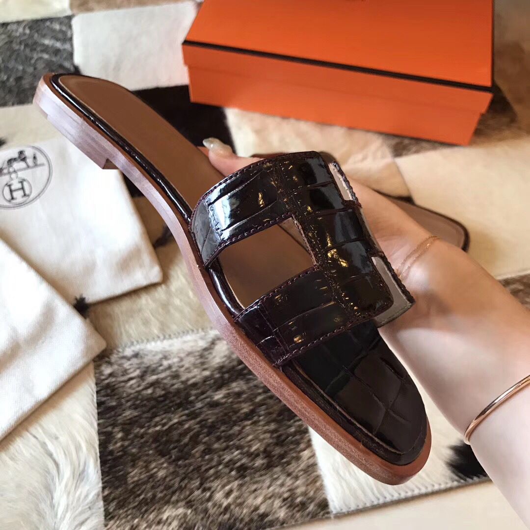 Hermes Oran Sandals In Burgundy Shiny Niloticus Crocodile - Image 3