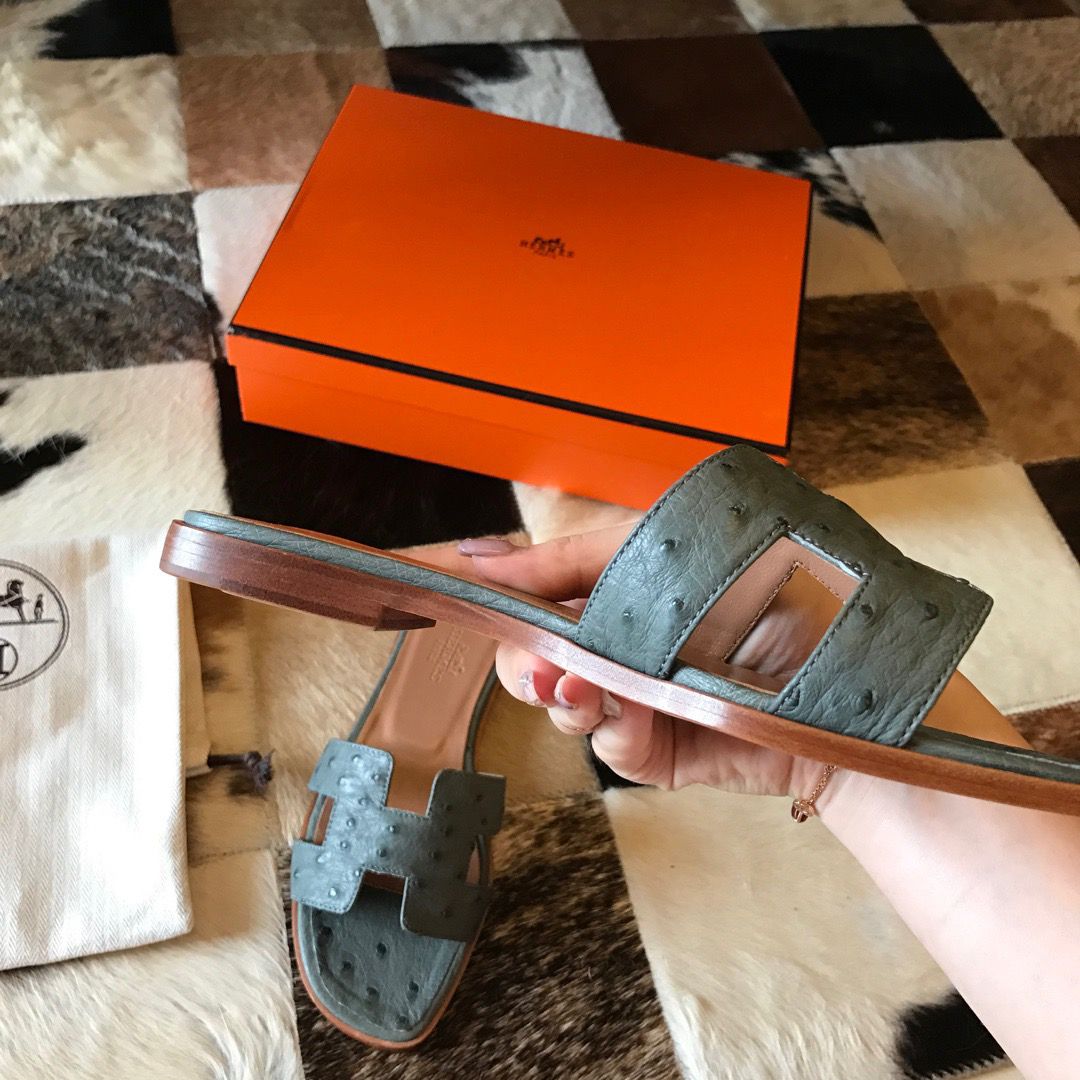 Hermes Oran Slide Sandals In Vert Amande Ostrich Leather - Image 3