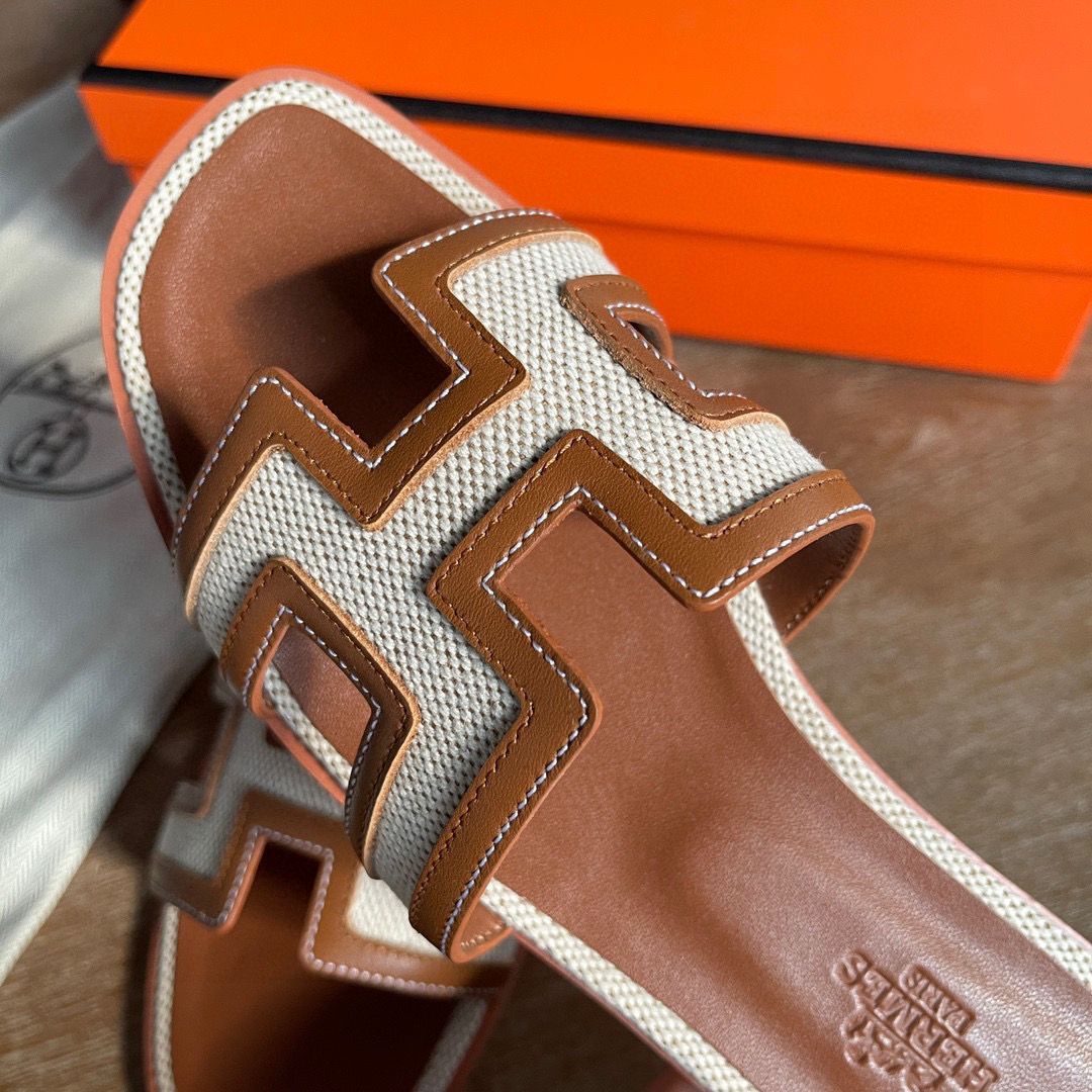 Hermes Oran Slide Sandals in Gold Swift Calfskin with Canvas - Image 4