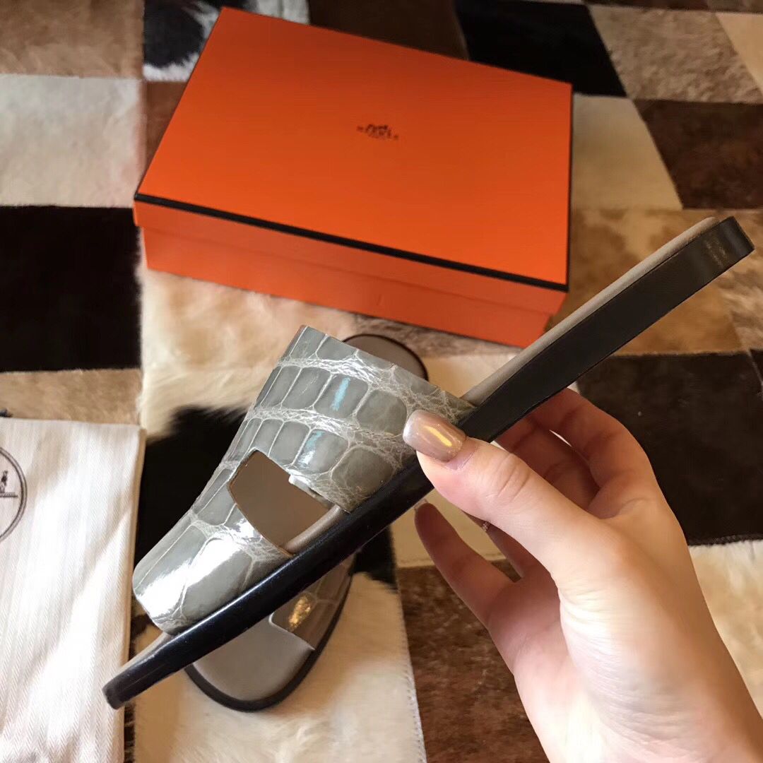 Hermes Izmir Sandals In Grey Shiny Niloticus Crocodile - Image 3
