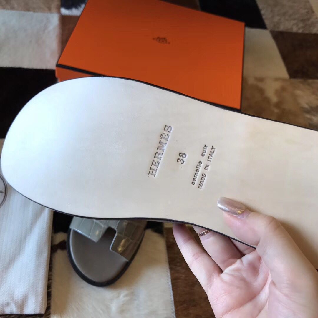 Hermes Izmir Sandals In Grey Shiny Niloticus Crocodile - Image 6