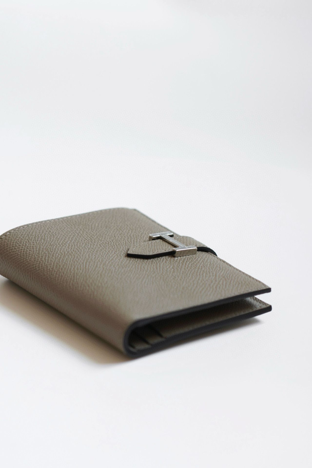 Hermes Bearn Compact Handmade Wallet in Gris Asphalt Epsom Calfskin - Image 5