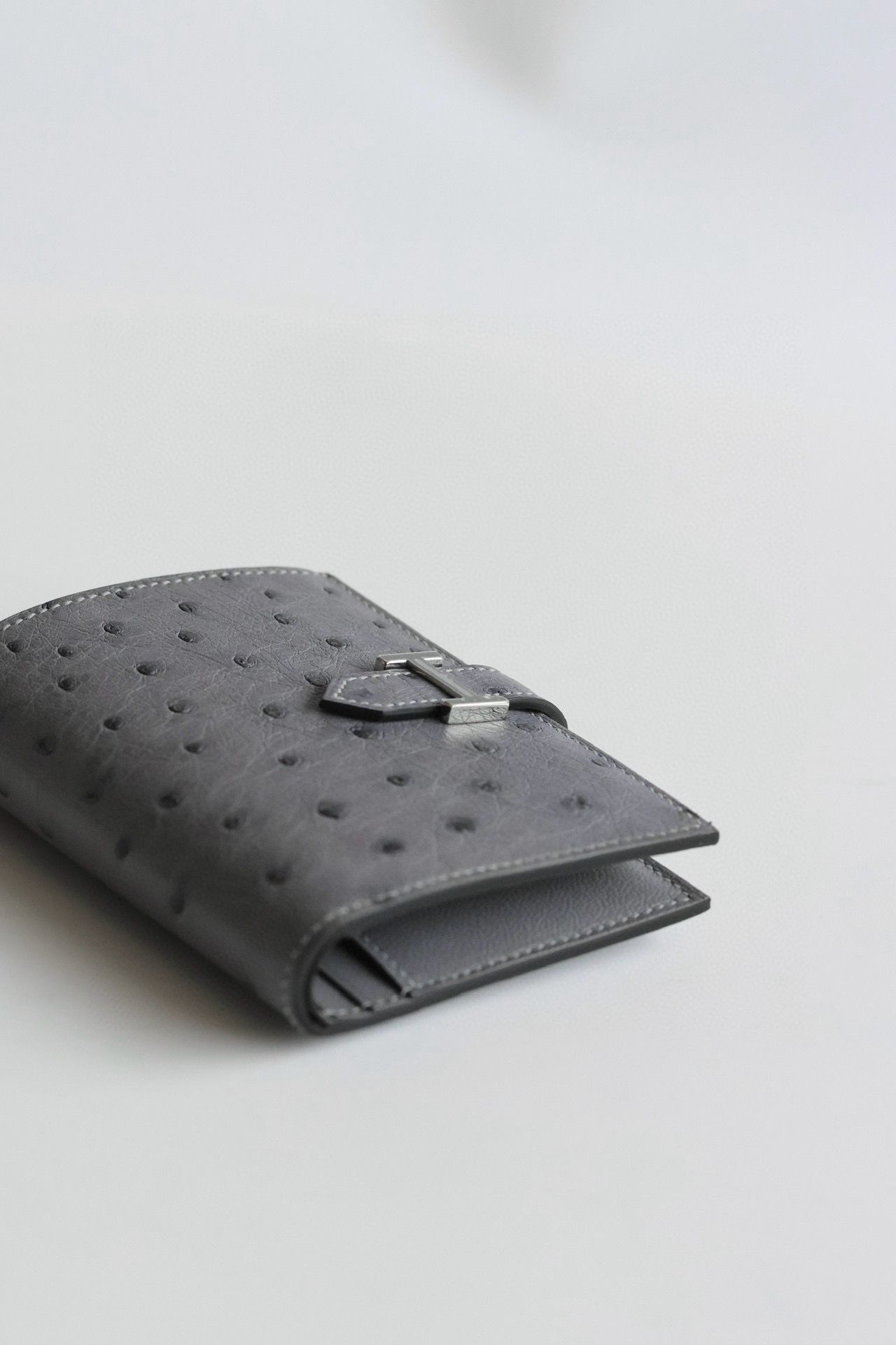 Hermes Bearn Compact Handmade Wallet in Gris Agate Ostrich Leather - Image 8